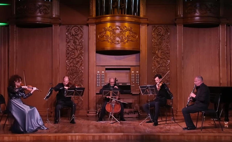 Предлагаем посмотреть фрагмент концертной программы «Квинтеты» в исполнении струнного квартета «Премьера» от 2016 года Предлагаем посмотреть фрагмент концертной программы «Квинтеты» в исполнении струнного квартета «Премьера» от 2016 года