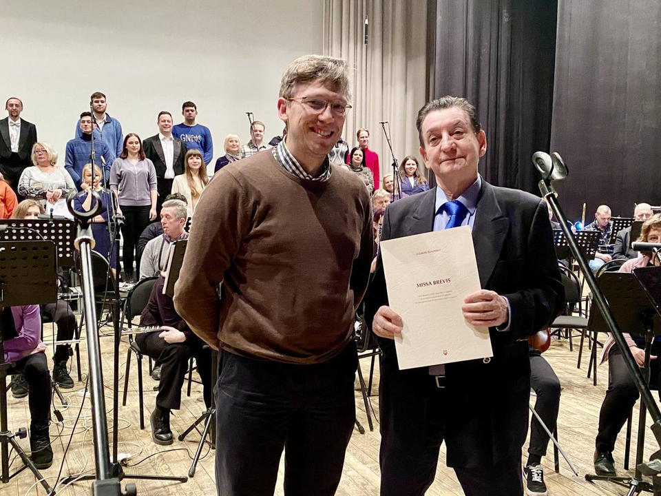 Польский органист Анджей Шадейко подарил Владимиру Каширскому хоровую партитуру Мессы собственного сочинения Польский органист Анджей Шадейко подарил Владимиру Каширскому хоровую партитуру Мессы собственного сочинения