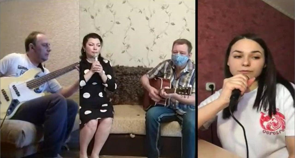 Наталья Мещерякова и артисты ансамбля «Злато-Серебро» готовятся к концерту «Весна на клавишах Победы» Наталья Мещерякова и артисты ансамбля «Злато-Серебро» готовятся к концерту «Весна на клавишах Победы»