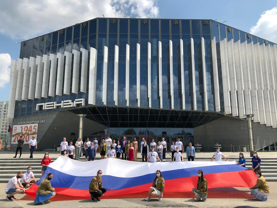 На площади возле ККЗ «Пенза» состоялась акция «Флаги России.12 июня» На площади возле ККЗ «Пенза» состоялась акция «Флаги России.12 июня»