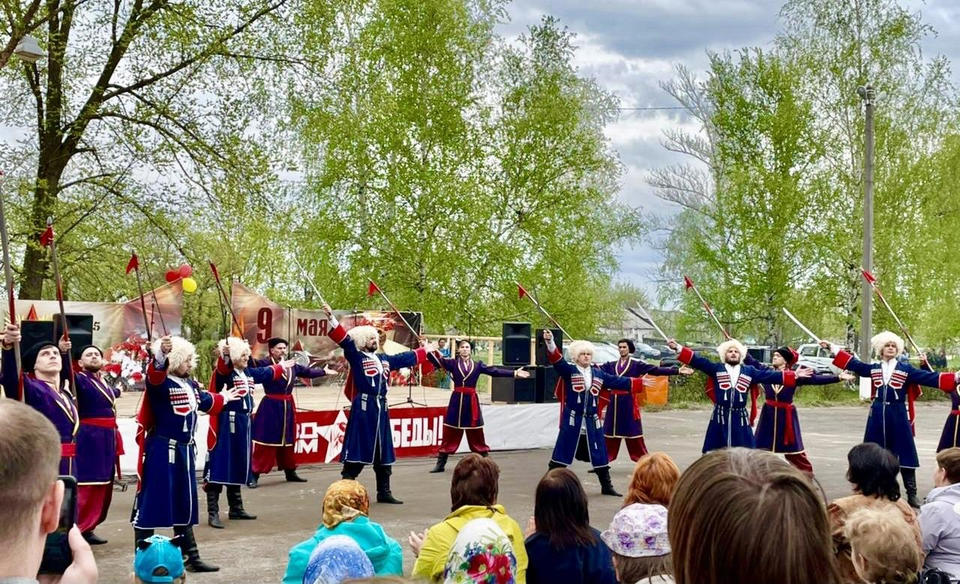 Ансамбль песни и танца «Казачья застава» выступил в посёлке Сахзавод Бековского района Ансамбль песни и танца «Казачья застава» выступил в посёлке Сахзавод Бековского района