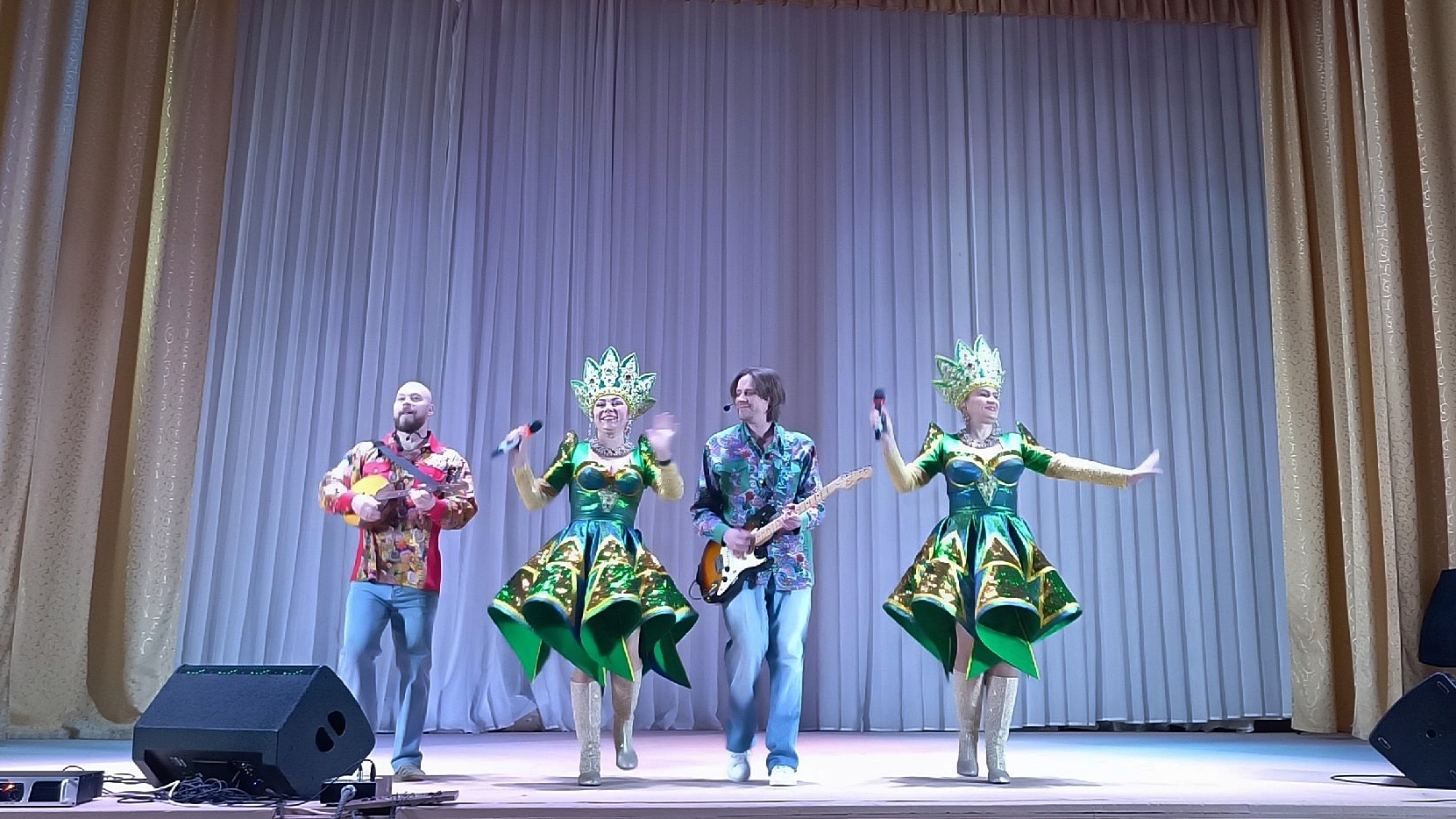 Артисты ансамбля «Злато-Серебро» выступили в санатории «Березовая роща» Артисты ансамбля «Злато-Серебро» выступили в санатории «Березовая роща»