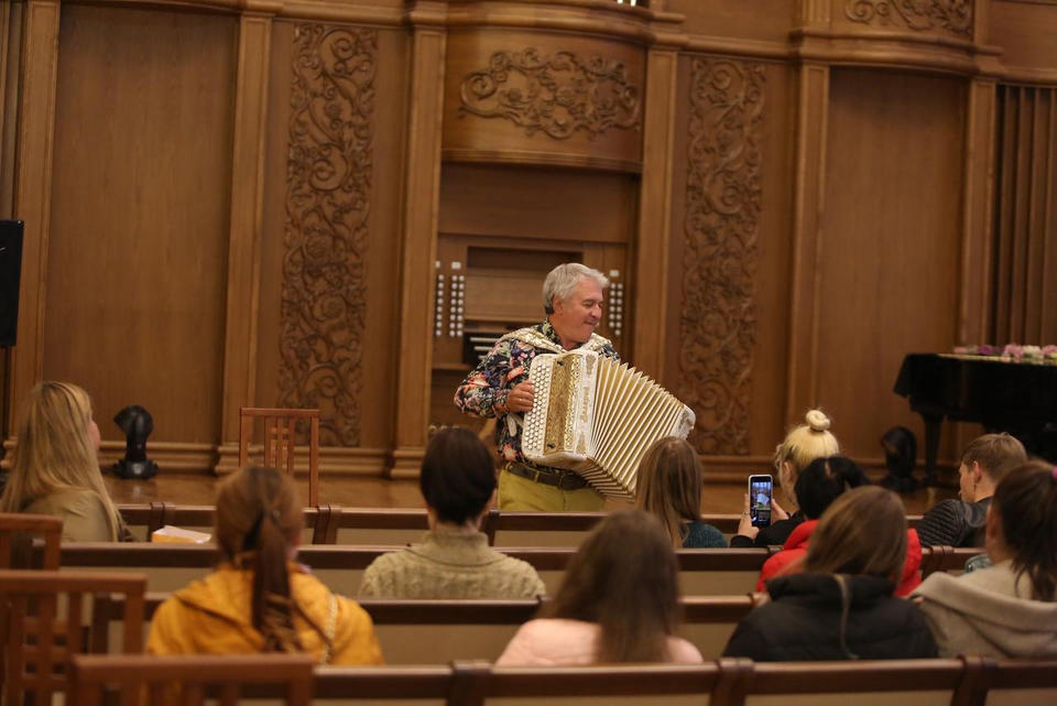 Валерий Сёмин провёл мастер-класс в «Пензаконцерте» Валерий Сёмин провёл мастер-класс в «Пензаконцерте»