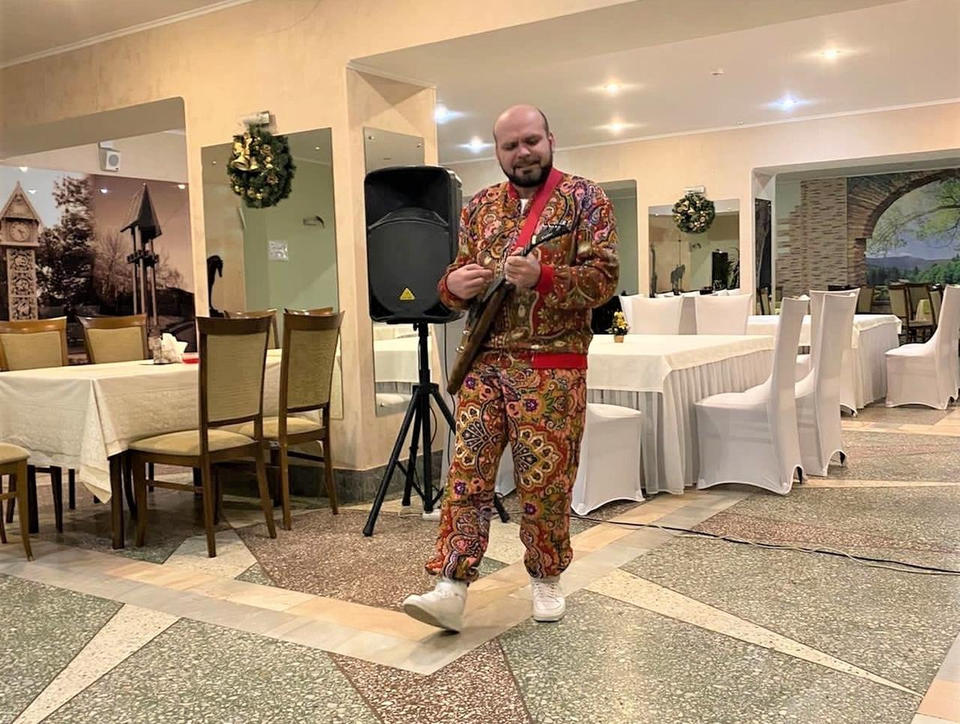 Евгения Тарасова и Иван Нивин выступили в гостинице «Ласточка» Евгения Тарасова и Иван Нивин выступили в гостинице «Ласточка»