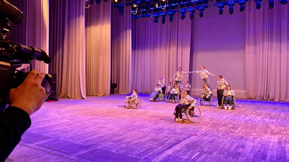 В «Пензаконцерте» состоялись съёмки клипа с участием инклюзивного коллектива «Квартала Луи» «Nika Dance» В «Пензаконцерте» состоялись съёмки клипа с участием инклюзивного коллектива «Квартала Луи» «Nika Dance»