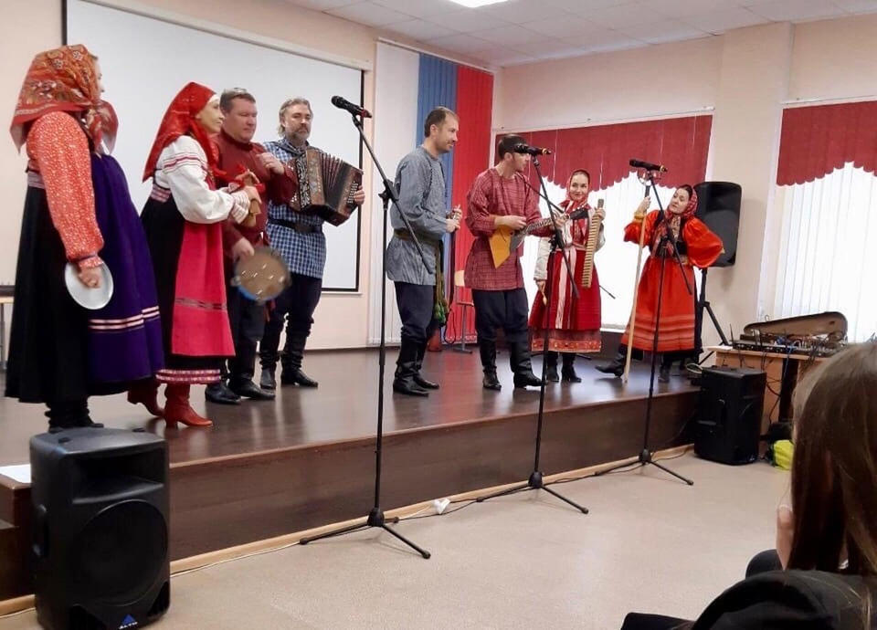 Ансамбль «Миряне» выступил в средней школе села Алферьевка Ансамбль «Миряне» выступил в средней школе села Алферьевка