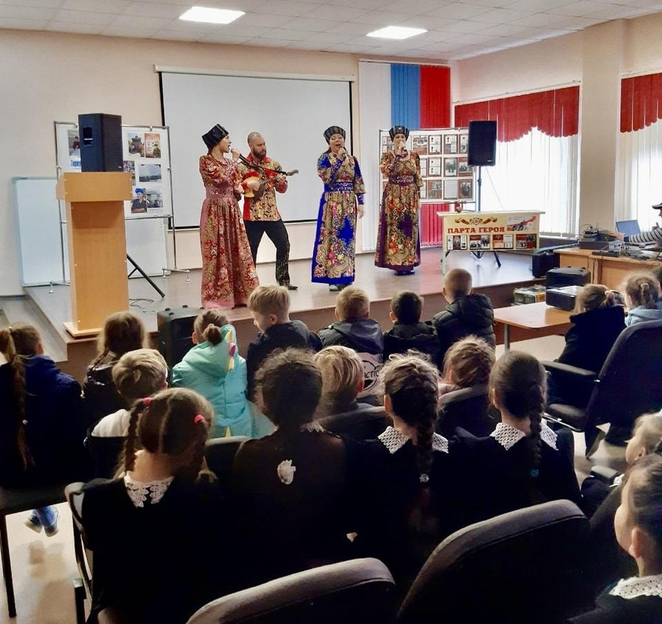 Ансамбль «Злато-Серебро» выступил для учащихся средней школы села Алферьевка Ансамбль «Злато-Серебро» выступил для учащихся средней школы села Алферьевка