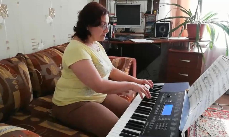 Лаура Королёва исполнила инструментальную композицию «Синица» Лаура Королёва исполнила инструментальную композицию «Синица»