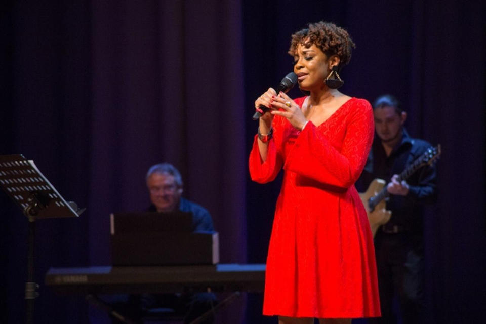 Предлагаем посмотреть фрагменты совместного концерта ансамбля «Экспресс-бэнд» и американской вокалистки Лори Уильямс Предлагаем посмотреть фрагменты совместного концерта ансамбля «Экспресс-бэнд» и американской вокалистки Лори Уильямс