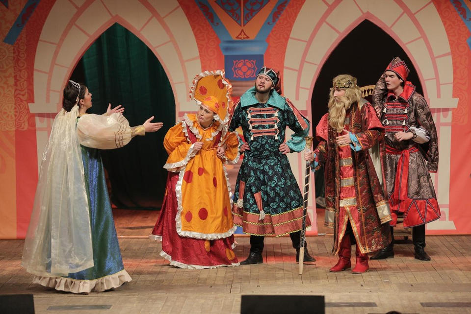 Группа «Калейдоскоп» выступила с музыкальным спектаклем «В тридесятом царстве, или За Кудыкиной горой» Группа «Калейдоскоп» выступила с музыкальным спектаклем «В тридесятом царстве, или За Кудыкиной горой»