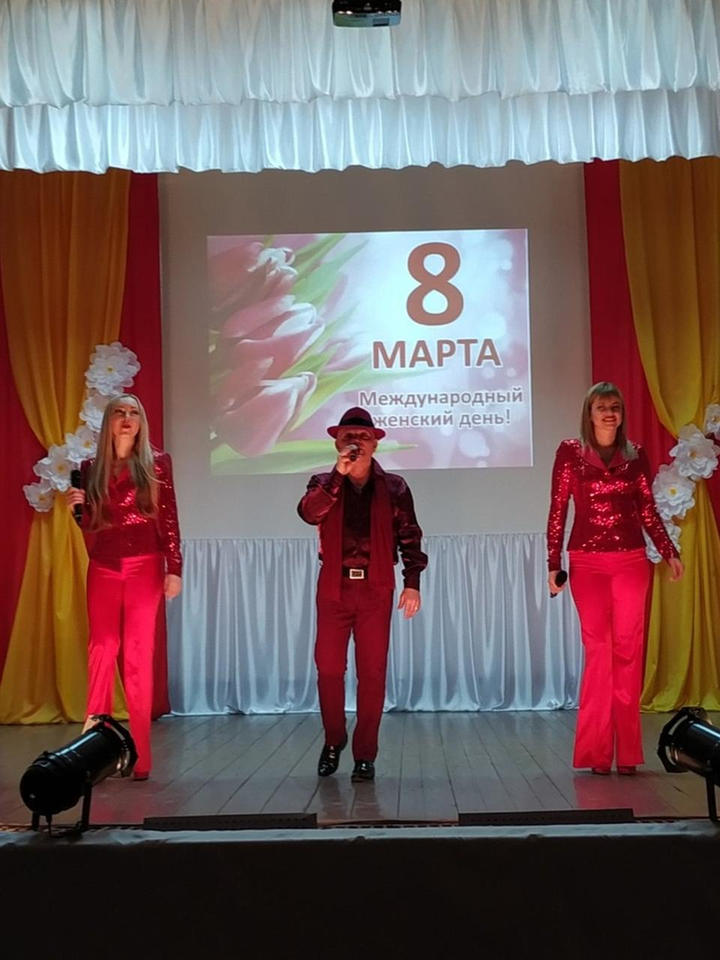 Солисты эстрадно-джазового ансамбля «Экспресс-бэнд» выступили для сотрудниц Нижнеломовского электромеханического завода Солисты эстрадно-джазового ансамбля «Экспресс-бэнд» выступили для сотрудниц Нижнеломовского электромеханического завода