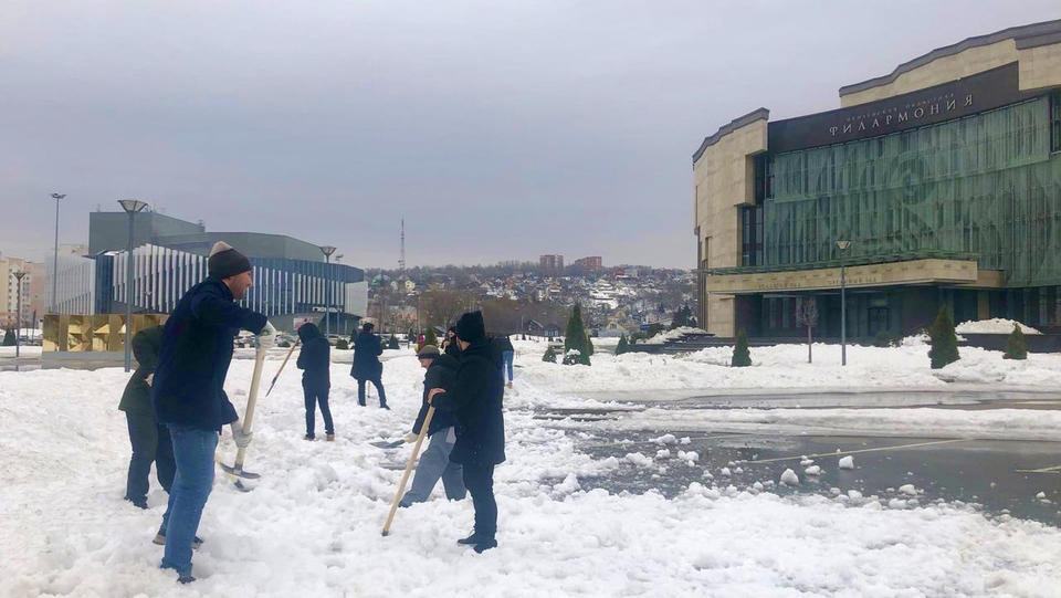 На территории ГАУК ПО «Пензаконцерт» ведутся работы по уборке снега На территории ГАУК ПО «Пензаконцерт» ведутся работы по уборке снега