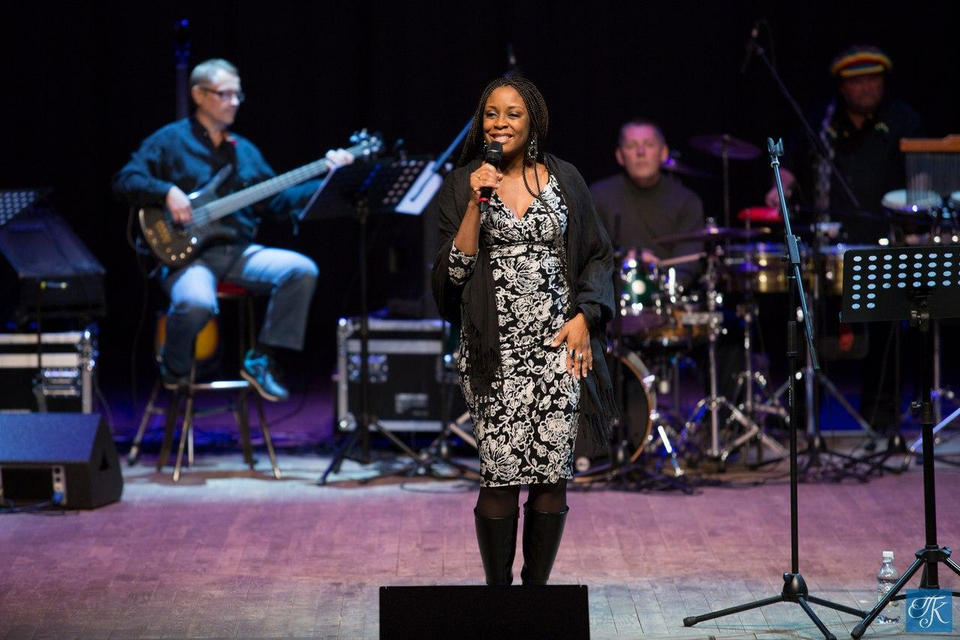 Предлагаем вспомнить выступление американской вокалистки Лори Уильямс и эстрадно-джазового ансамбля «Экспресс-бэнд» Предлагаем вспомнить выступление американской вокалистки Лори Уильямс и эстрадно-джазового ансамбля «Экспресс-бэнд»