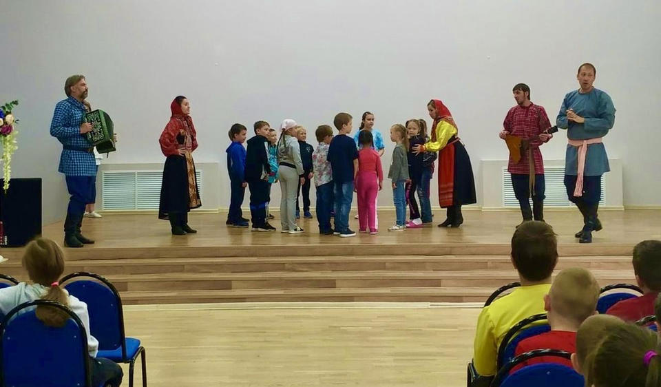 Ансамбль русской этнической музыки «Миряне» выступил в средней школе № 56 города Пензы Ансамбль русской этнической музыки «Миряне» выступил в средней школе № 56 города Пензы