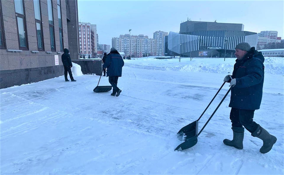На территории «Пензаконцерта» продолжаются работы по уборке снега На территории «Пензаконцерта» продолжаются работы по уборке снега