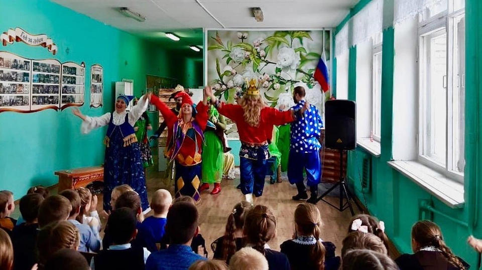 Группа «Калейдоскоп» выступила для учащихся школы села Оленевка Группа «Калейдоскоп» выступила для учащихся школы села Оленевка