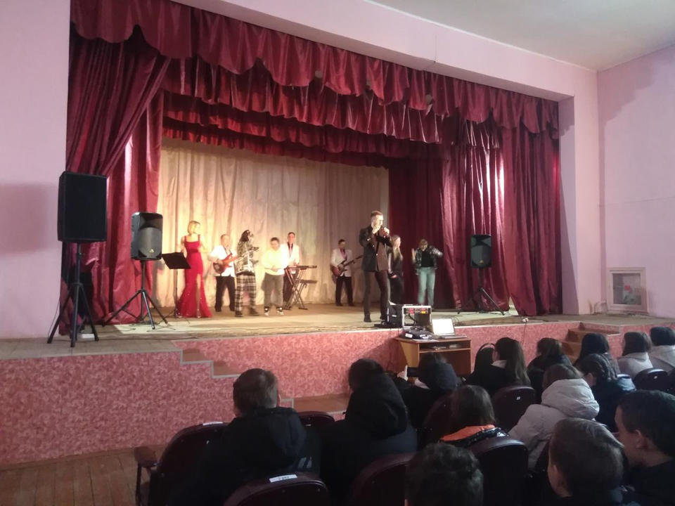 «Экспресс-бэнд» выступил в селе Пионер Кузнецкого района «Экспресс-бэнд» выступил в селе Пионер Кузнецкого района