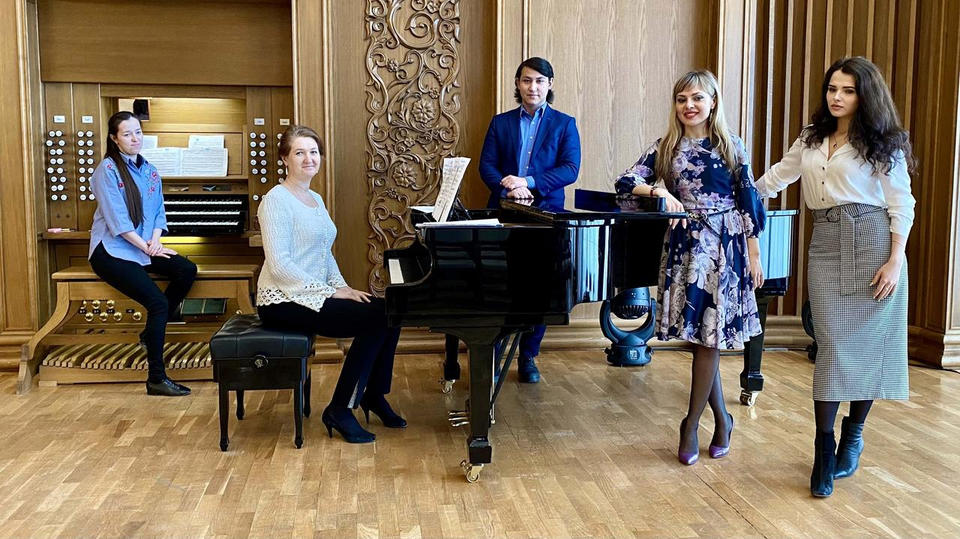 Ольга Бестужева и солисты Губернаторской симфонической капеллы готовятся к концерту в рамках Фестиваля «Penza Fest. Новый формат» Ольга Бестужева и солисты Губернаторской симфонической капеллы готовятся к концерту в рамках Фестиваля «Penza Fest. Новый формат»