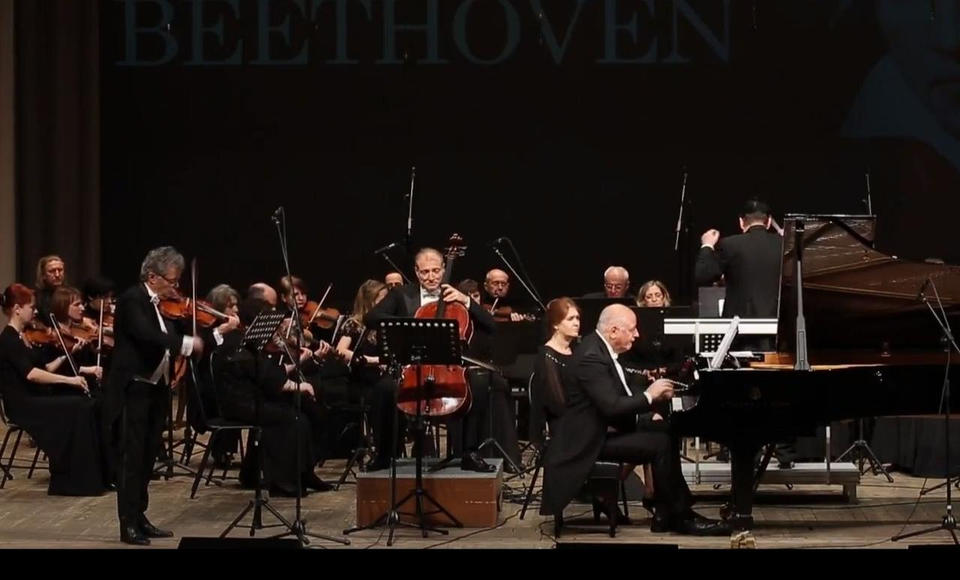 Предлагаем посмотреть фрагмент концерта оркестра Губернаторской симфонической капеллы с участием Фермо Рошиньо, Сандро де Блассио и Фабрицио Касу Предлагаем посмотреть фрагмент концерта оркестра Губернаторской симфонической капеллы с участием Фермо Рошиньо, Сандро де Блассио и Фабрицио Касу