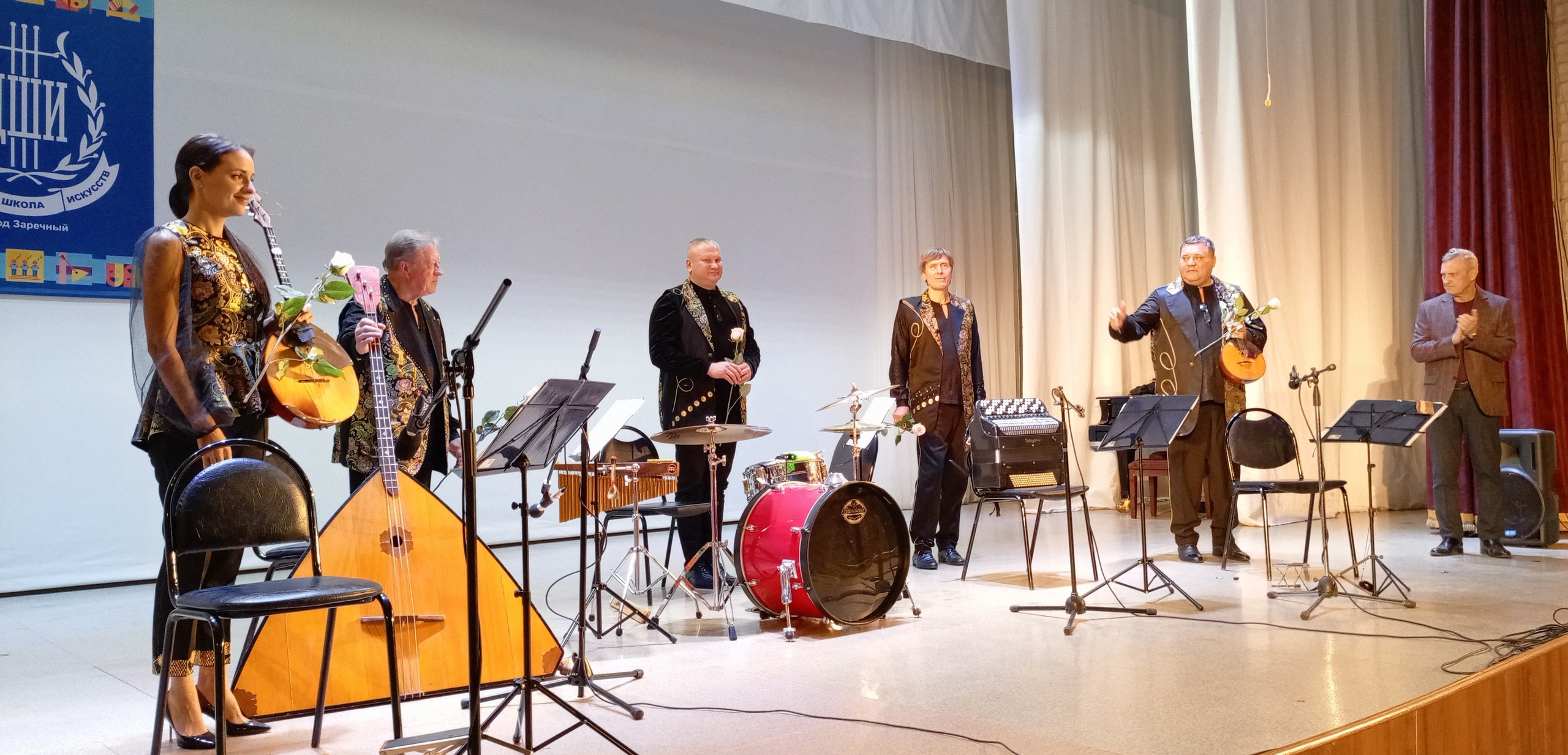 Жителей г. Заречного с Днем музыки поздравил ансамбль «Губерния» Жителей г. Заречного с Днем музыки поздравил ансамбль «Губерния»