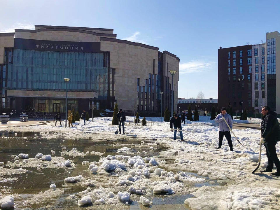 Сотрудники «Пензаконцерта» продолжают работы по уборке снега Сотрудники «Пензаконцерта» продолжают работы по уборке снега