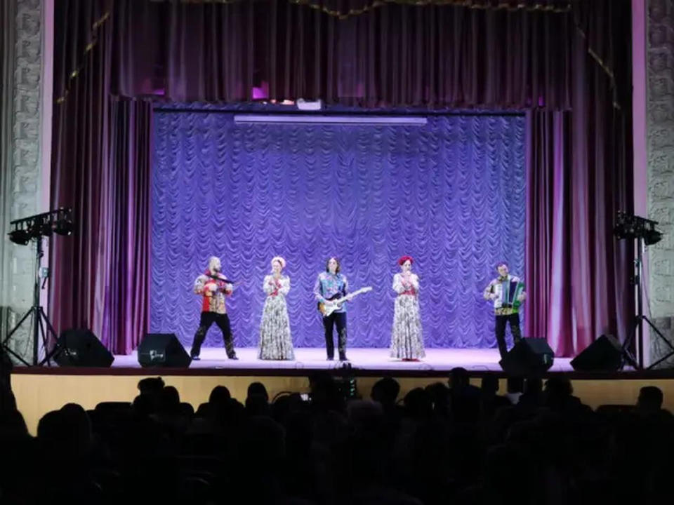 Ансамбль «Злато-Серебро» выступил в Никольске Ансамбль «Злато-Серебро» выступил в Никольске