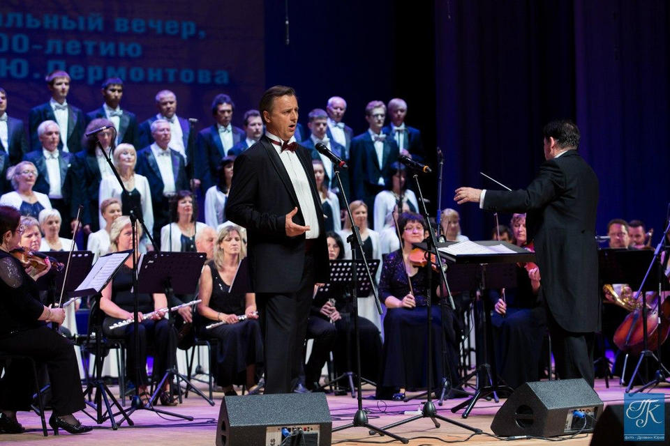 Предлагаем посмотреть фрагмент выступления Народного артиста России Алексея Мочалова и Губернаторской симфонической капеллы Предлагаем посмотреть фрагмент выступления Народного артиста России Алексея Мочалова и Губернаторской симфонической капеллы