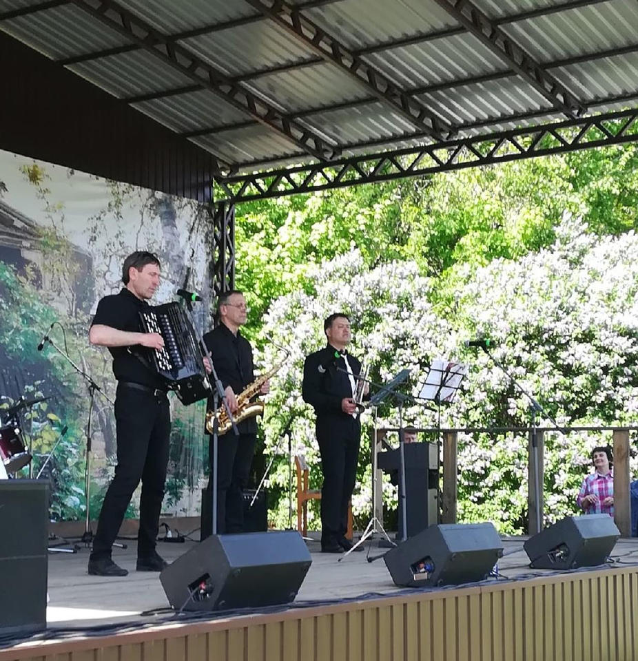 Артисты «Пензаконцерта» выступили в селе Старая Ольшанка Уваровского района Тамбовской области Артисты «Пензаконцерта» выступили в селе Старая Ольшанка Уваровского района Тамбовской области