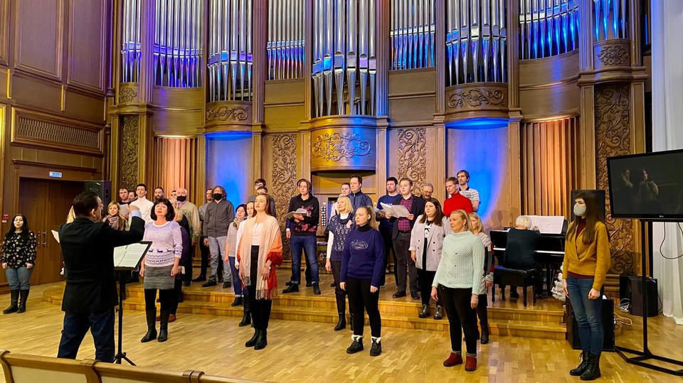 Хор Губернаторской симфонической капеллы готовит новую концертную программу (ТВ-Экспресс) Хор Губернаторской симфонической капеллы готовит новую концертную программу (ТВ-Экспресс)