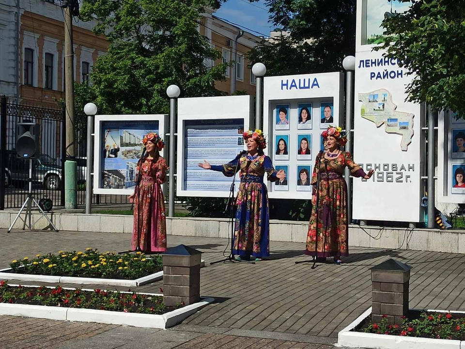 Солистки ансамбля «Злато-Серебро» выступили на церемонии открытия обновлённой Доски Почёта Ленинского района города Пензы Солистки ансамбля «Злато-Серебро» выступили на церемонии открытия обновлённой Доски Почёта Ленинского района города Пензы