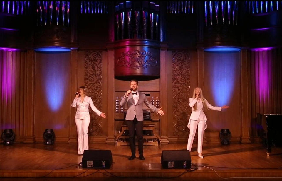 В День всех влюблённых предлагаем послушать песню «Пусть миром правит любовь!» В День всех влюблённых предлагаем послушать песню «Пусть миром правит любовь!»