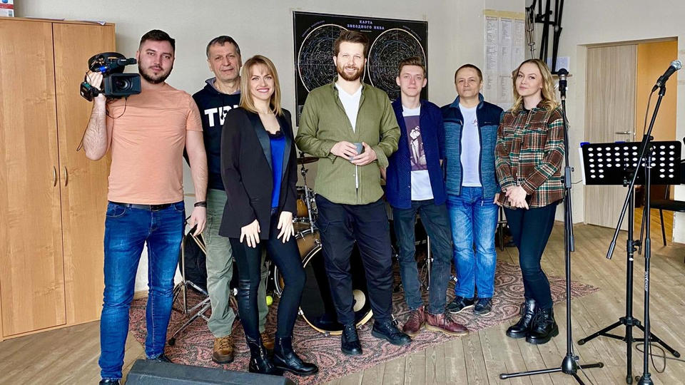 Артисты ансамбля «Экспресс-бэнд» стали героями утренней рубрики «Пенза – место в сердце» на телеканале «Экспресс» Артисты ансамбля «Экспресс-бэнд» стали героями утренней рубрики «Пенза – место в сердце» на телеканале «Экспресс»