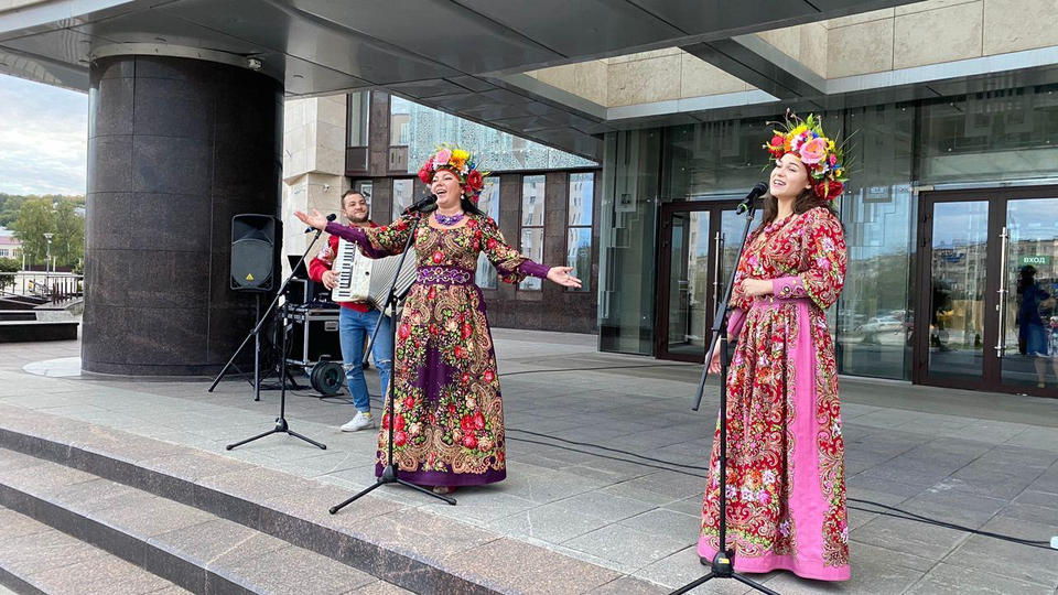 Наталья Мещерякова и артисты ансамбля «Злато-Серебро» выступили с концертной программой Наталья Мещерякова и артисты ансамбля «Злато-Серебро» выступили с концертной программой