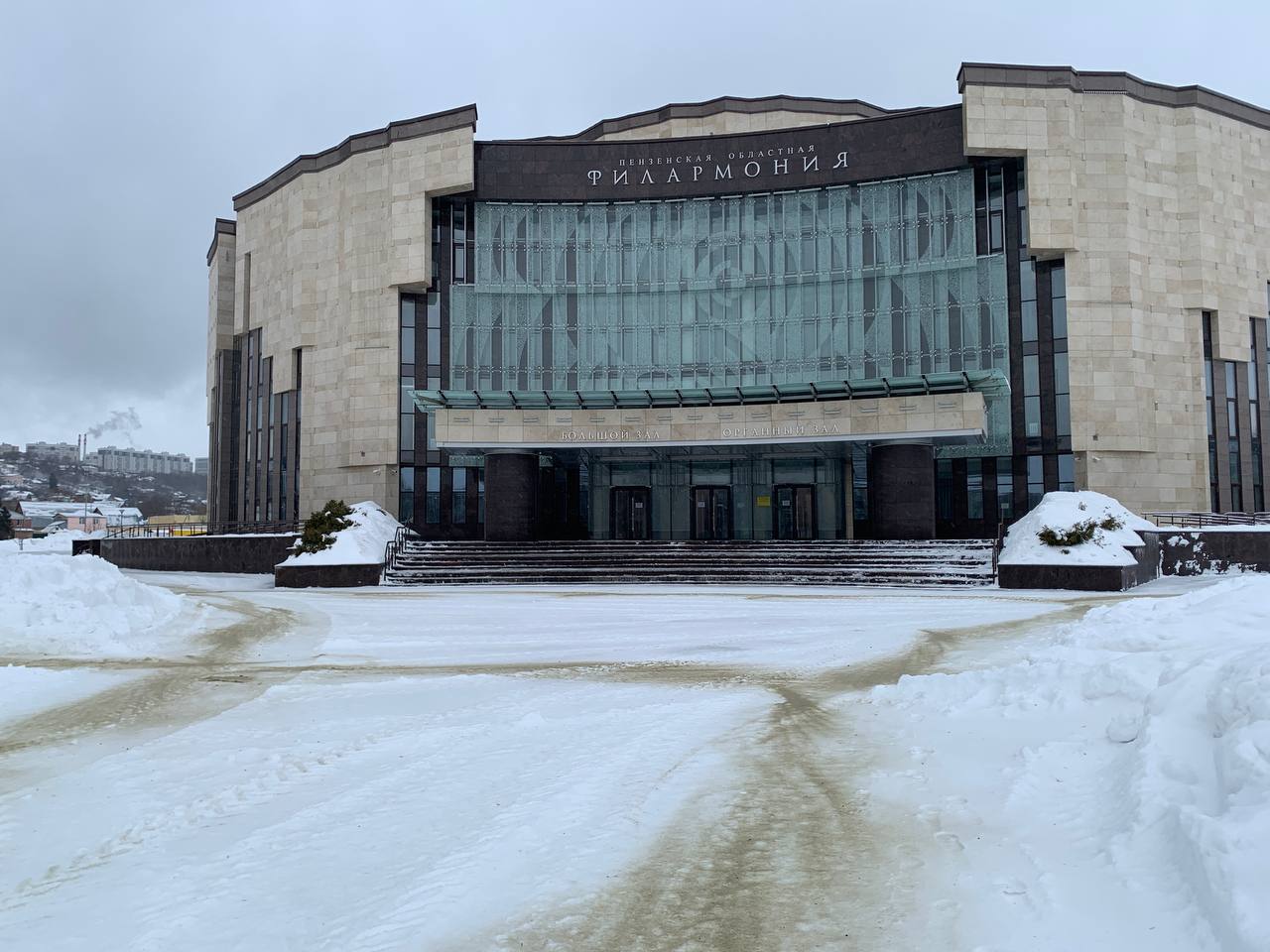 В «Пензаконцерте» ежедневно ведутся работы по благоустройству территории В «Пензаконцерте» ежедневно ведутся работы по благоустройству территории