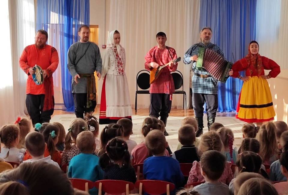 Ансамбль «Миряне» выступил в детском саду № 130 Ансамбль «Миряне» выступил в детском саду № 130