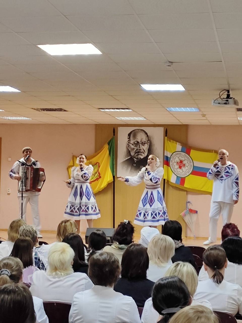 Ансамбль «Горница» поздравил медработников с наступающим 8 марта Ансамбль «Горница» поздравил медработников с наступающим 8 марта