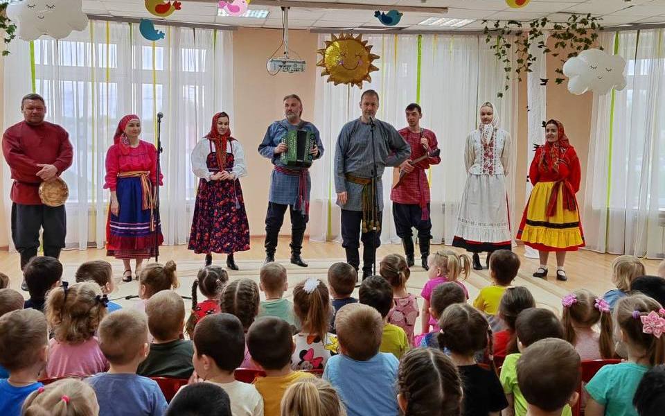 Ансамбль русской этнической музыки «Миряне» выступил в средней школе № 56 города Пензы Ансамбль русской этнической музыки «Миряне» выступил в средней школе № 56 города Пензы