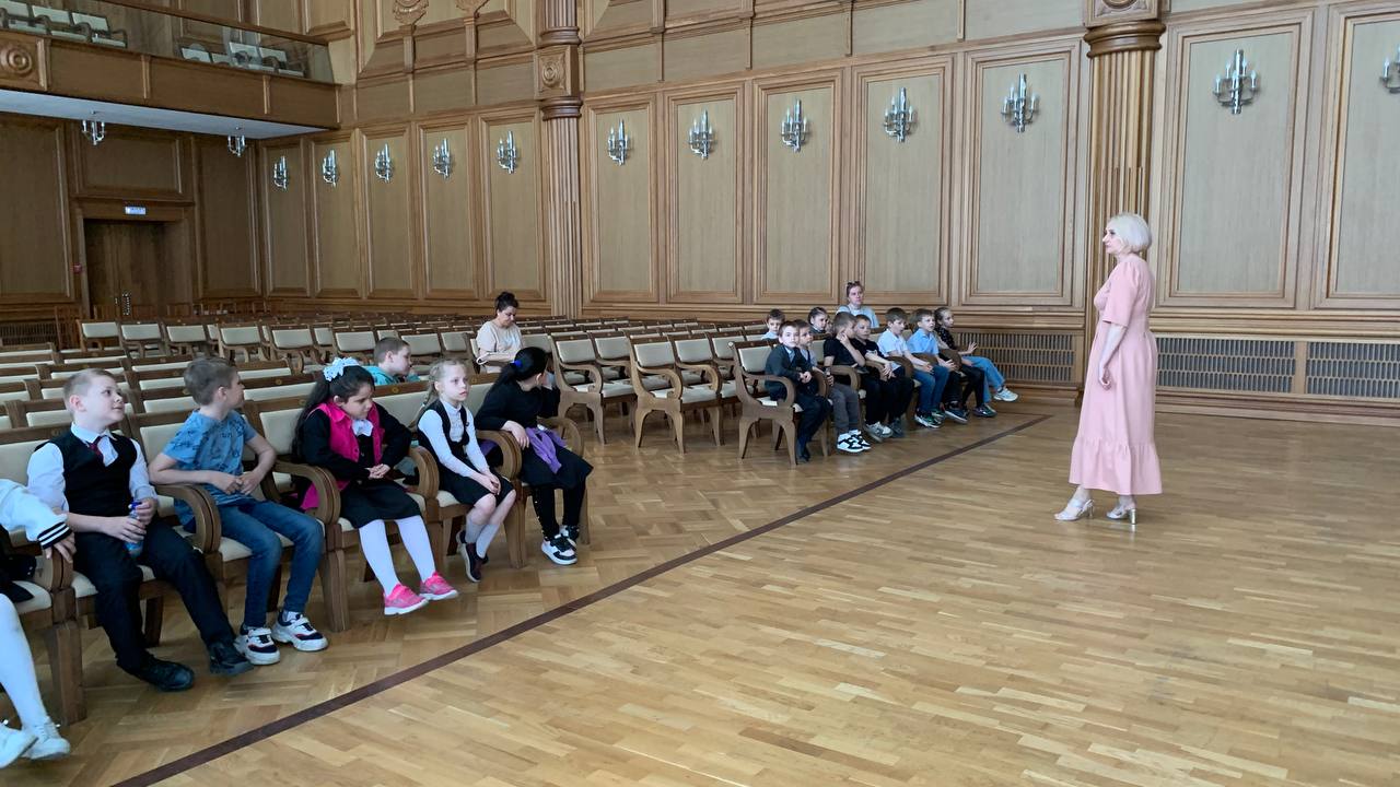 Юные пензенцы побывали на экскурсии в филармонии Юные пензенцы побывали на экскурсии в филармонии