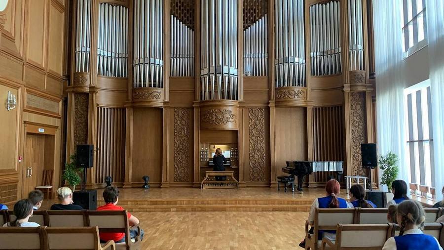 Учащиеся лицея № 2 побывали в филармонии на экскурсии Учащиеся лицея № 2 побывали в филармонии на экскурсии