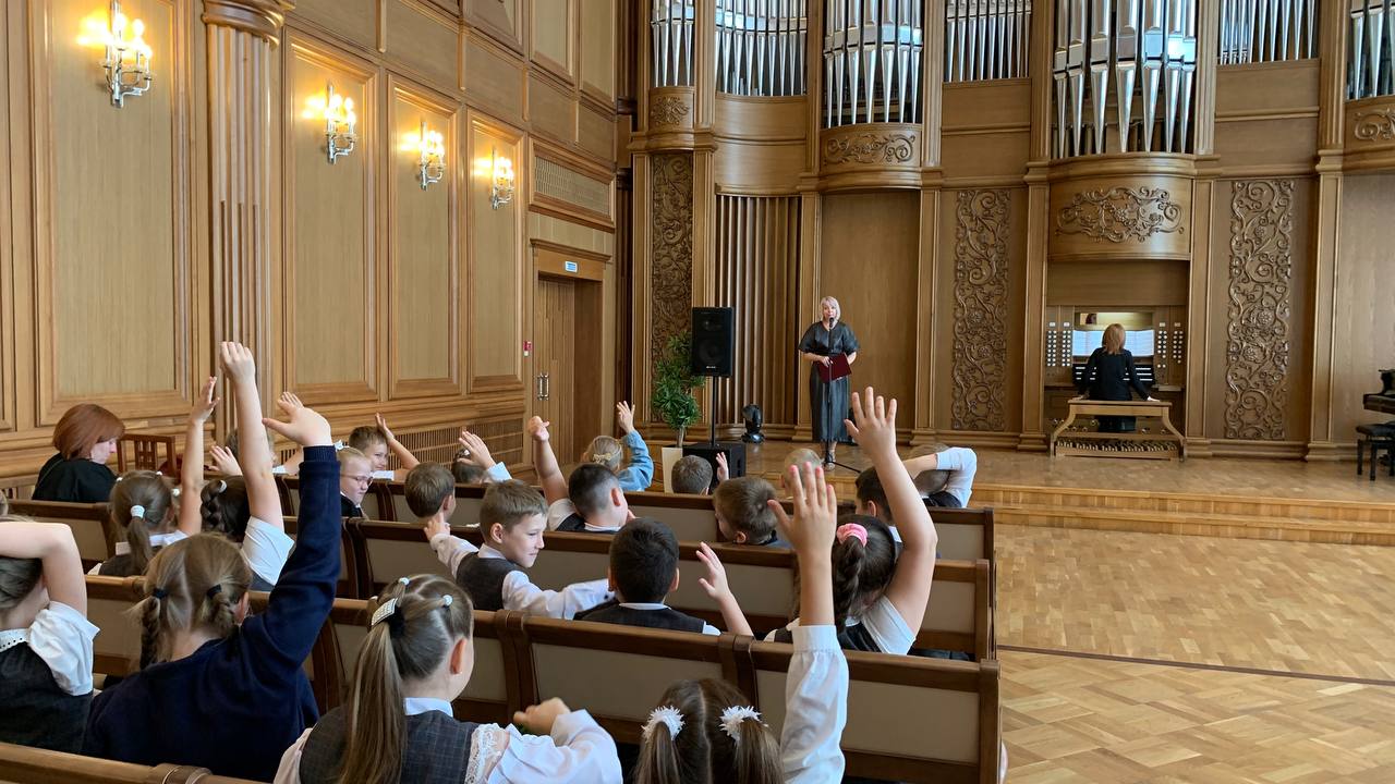 Юные пензенцы продолжают знакомиться с органом Юные пензенцы продолжают знакомиться с органом