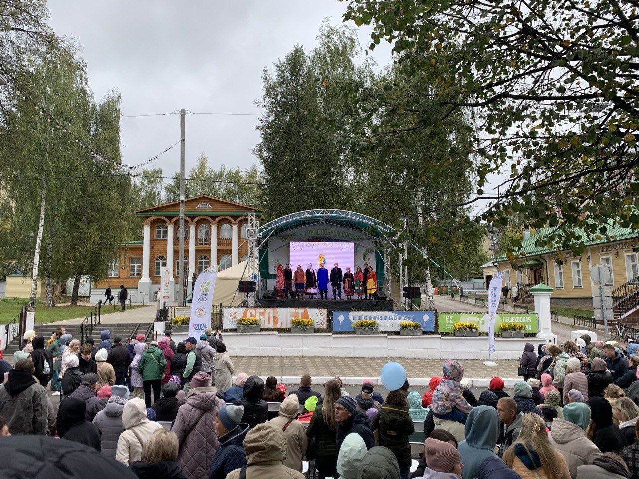 Ансамбль «Миряне» стал гостем праздничных мероприятий, посвященных 650-летию г. Кирова Ансамбль «Миряне» стал гостем праздничных мероприятий, посвященных 650-летию г. Кирова