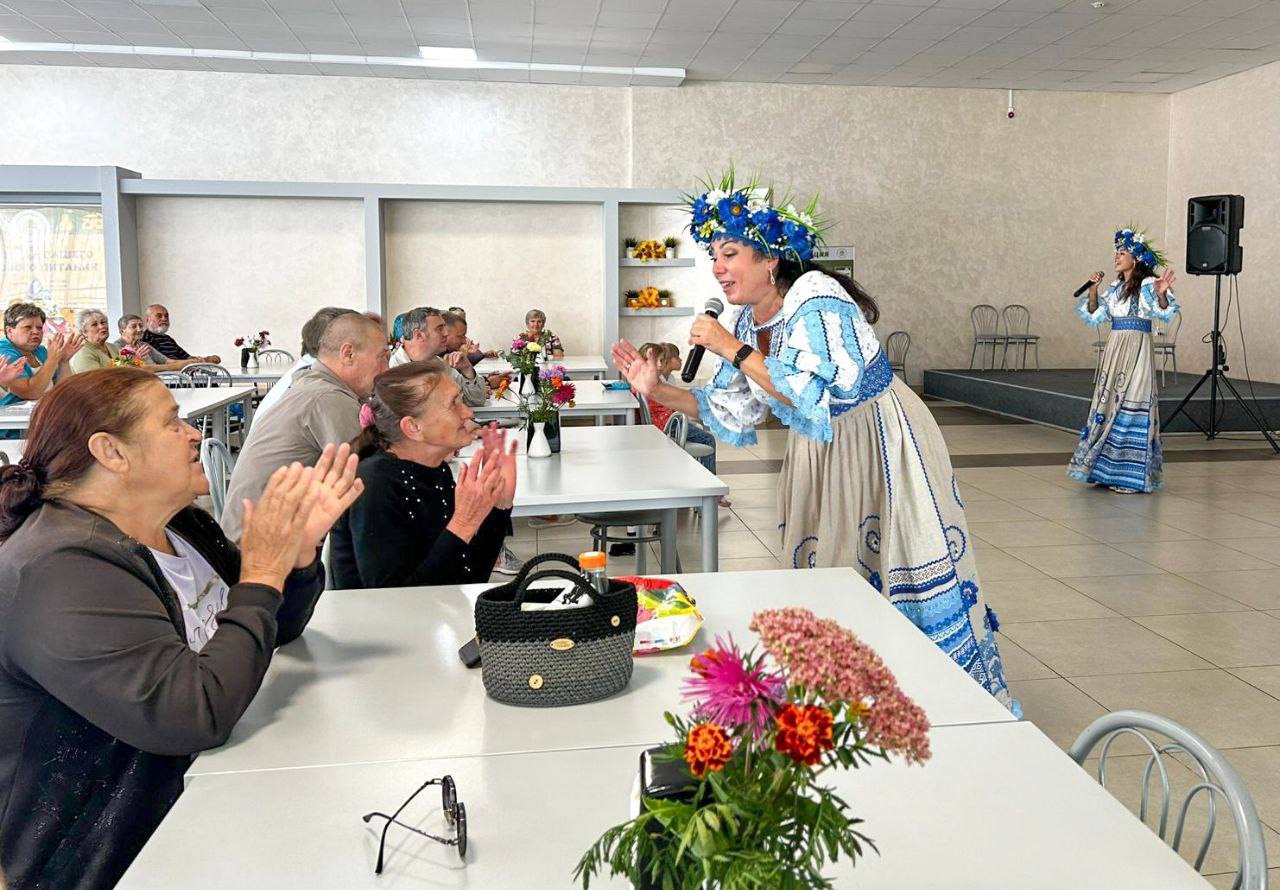 Солистки ансамбля «Злато-Серебро» выступили для эвакуированных жителей Белгородской области Солистки ансамбля «Злато-Серебро» выступили для эвакуированных жителей Белгородской области