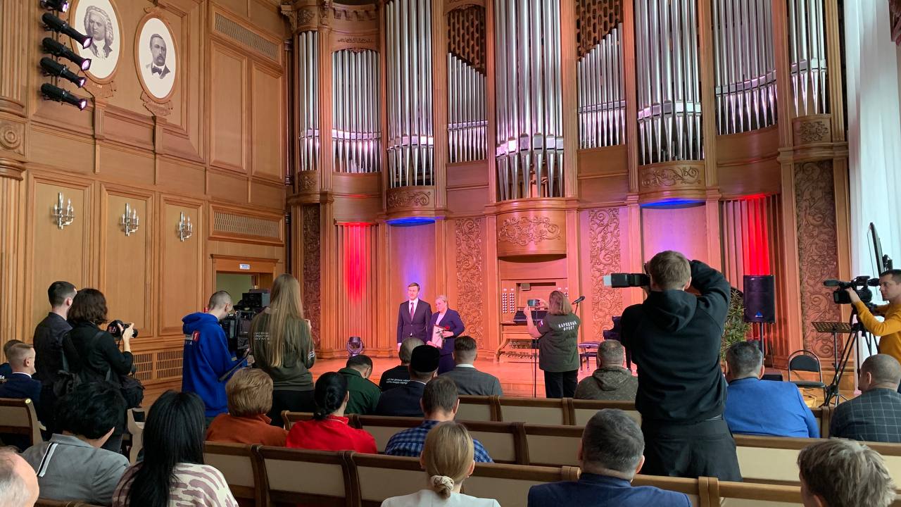 В филармонии состоялась церемония награждения нагрудными знаками «Народный фронт. Всё для Победы» участников волонтерских сообществ В филармонии состоялась церемония награждения нагрудными знаками «Народный фронт. Всё для Победы» участников волонтерских сообществ