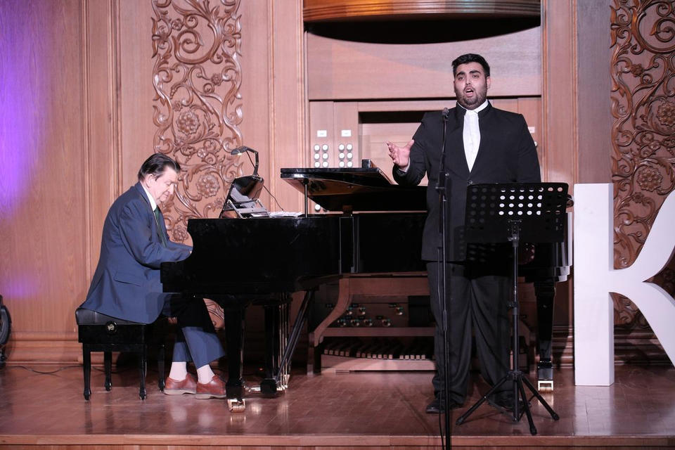 Предлагаем посмотреть фрагмент программы «Мелодии кино» в исполнении солистов Губернаторской симфонической капеллы Предлагаем посмотреть фрагмент программы «Мелодии кино» в исполнении солистов Губернаторской симфонической капеллы