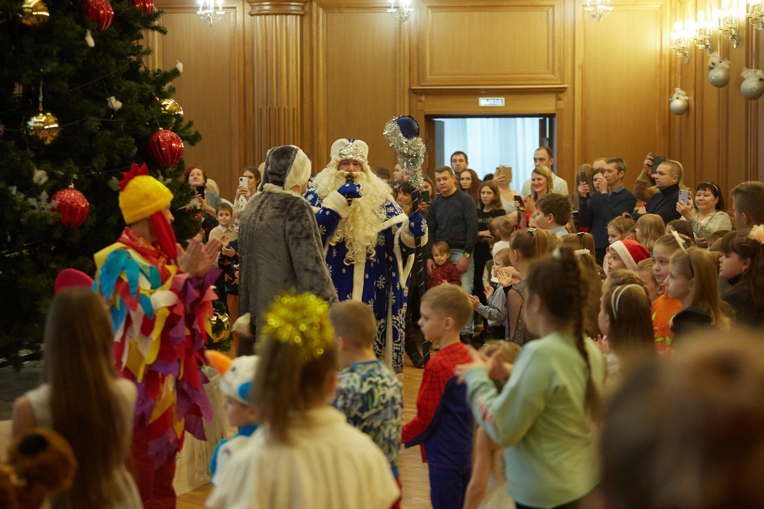 Приглашаем юных зрителей и их родителей на новогодние представления Приглашаем юных зрителей и их родителей на новогодние представления