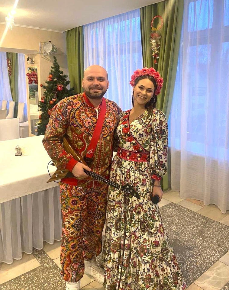 Карина Мещерякова и Иван Нивин выступили в гостинице «Ласточка» Карина Мещерякова и Иван Нивин выступили в гостинице «Ласточка»