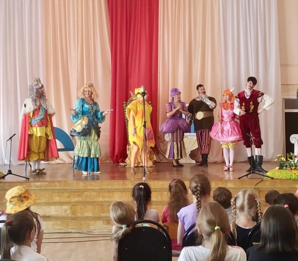 Группа «Калейдоскоп» выступила в средней школе № 75 города Пензы Группа «Калейдоскоп» выступила в средней школе № 75 города Пензы