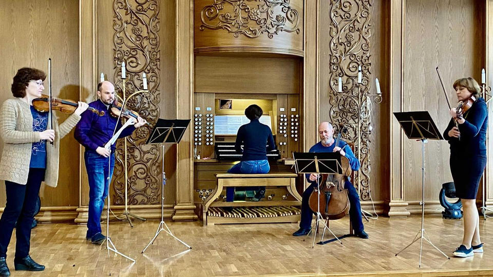 Анастасия Черток, Олеся Кравченко и струнный квартет «Премьера» приступили к совместной репетиции Анастасия Черток, Олеся Кравченко и струнный квартет «Премьера» приступили к совместной репетиции