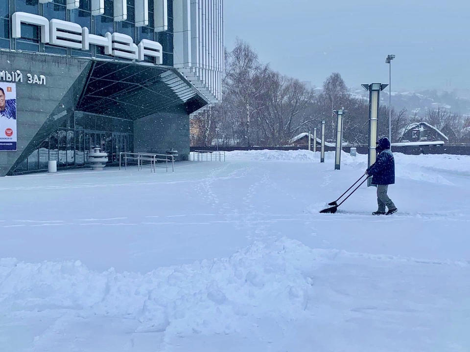 Работы по уборке снега на территории «Пензаконцерта» продолжаются Работы по уборке снега на территории «Пензаконцерта» продолжаются