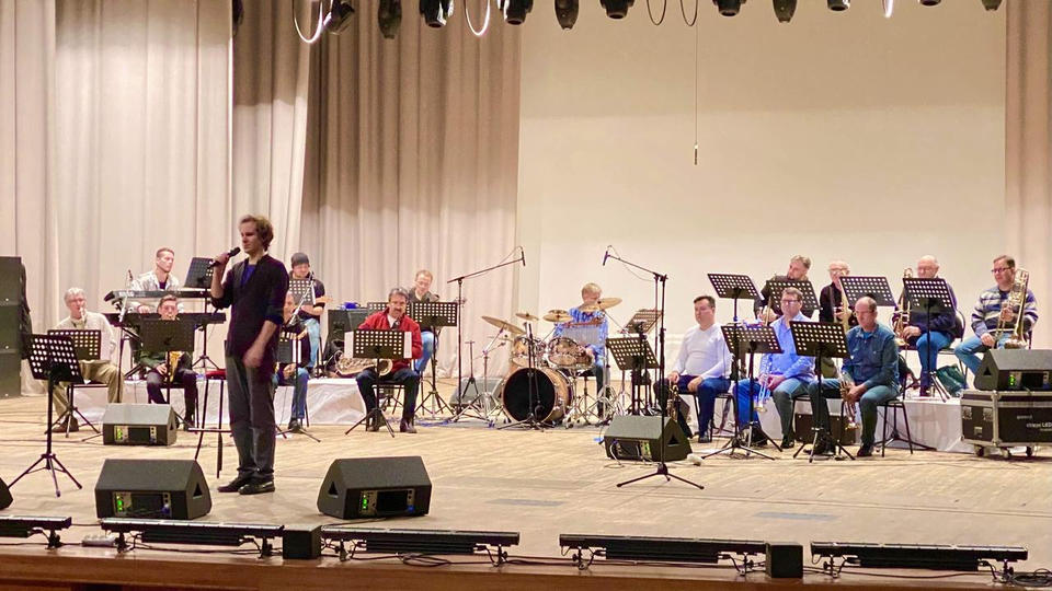 Алекс Абра и «Экспресс-бэнд» приступили к репетиции перед вечерним концертом Алекс Абра и «Экспресс-бэнд» приступили к репетиции перед вечерним концертом